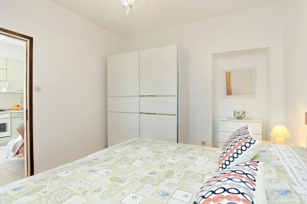 Apartments By The Sea Seget Donji, Trogir - 2029 Rum bild